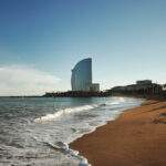 Explore las mejores playas de Barcelona en un coche de alquiler
