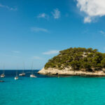Visitar toda la isla de Menorca en coche de alquiler